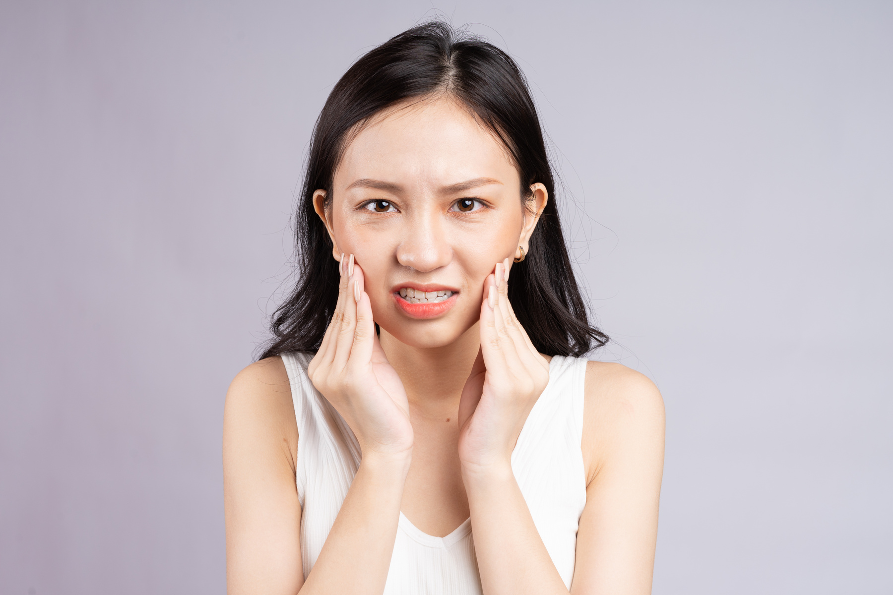 Asian Woman Feels Pain Because of Wisdom Teeth
